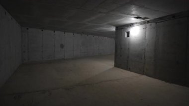 İnşaat halindeki yeraltı koridoru gizli dönüşleri ortaya çıkarıyor. Açığa çıkan tünel ağında labirent benzeri yollar açılıyor. Karmaşık rota sistemi