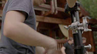 ALMATY, KAZAKHSTAN - AĞUSTust 05 2024: Kameraman ve asistan dikkatlice çekim ekipmanlarını monte edin. Tam donanım, çekimin görsel çekirdeğini oluşturur. Her şey hazır mı diye kontrol edildi