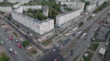Yüksek katlı evler, gelişen şehir manzarasına kusursuz bir şekilde uyum sağlar. Bitmiş ve devam etmekte olan binaların karışımı şehir dinamik dönüşümünü gösteriyor