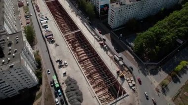 Metro açık çukur inşaat kompleksi şehrin kalbinde ilerlemenin güçlü bir sembolü. Modern altyapı yerleşim yerleriyle iç içe geçmiş durumda.