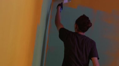 ALMATY, KAZAKHSTAN - AĞUSTOS 07 2024: Yetkili işçiler oda dönüşümü üzerinde çalışırken yüzeyi dikkatlice yeni paltoyla kaplarlar.