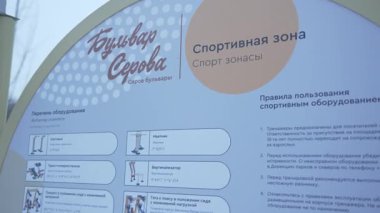 Bilgi panosu, fitness alanının kurallarını temiz bir görsel formatta açıklıyor. Kamu spor alanında açık talimatlar veriliyor. Rehberlik güvenliği sağlar.