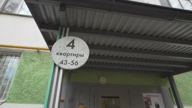Somut girişte koyu renk paraşüt ve adres plakası var. Açık tabela yerleşik navigasyona yardımcı olur. Basit yapı dış görünüş ile harmanlanır