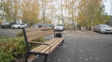 İyi bakılan avluda çocukların oyun sahasının yakınında çöp bidonları olan banklar var. Ailelerin toplaması için temiz ve rahat bir ortam