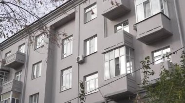 Resitalin soluk dış görünüşü yumuşak renkler ve minimalist geometri gösteriyor. Gösterişli ve sakin tasarım temiz modern şehir yaşam tarzını yansıtıyor