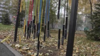 Parlak atlama ipleri sağlam parklarda asılı spor meraklılarını bekliyor. Sahne, kamu ortamında eğlence ve basitliği harmanlıyor