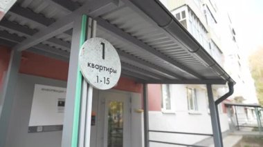 Giriş slate tepe örtüsü ve görünür adres işareti içerir. Basit işlevsel tasarım ziyaretçilerin kolayca yol bulmalarına yardımcı olur.