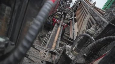 Modern vakum kamyonu, atık tanklarını endüstriyel pompayla temizlemeye hazır. Kanalizasyon sistemlerinde temizlik için kullanılan işlevsel pompa makinesi