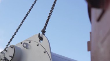 Kondüktörlerin arasında asılı duran borular endüstriyel karmaşıklığı vurguluyor. Yapı, dağıtım alanında titiz bir mühendislik örneği teşkil ediyor.