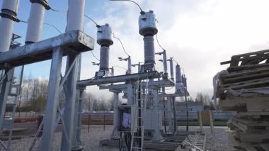Akım sınırlayıcı reaktörlere ev sahipliği yapan devasa yapılar açık gökyüzüne karşı ortaya çıkıyor. Kurulumlar elektrik santrallerinin kapasitesinin altını çiziyor