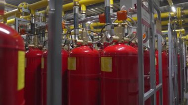 Gaz tüpleri sanayi odasının içinde işaretli bir dikkatle duruyor. Benzin depolama silindirleri endüstriyel kullanım için basınçlandırıldı