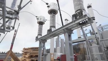 Yüksek kaliteli iletkenlerle donatılmış dağıtım ünitesi verimli enerji akışını sağlar. Gelişmiş kablolama güç istasyonu performansını artırır