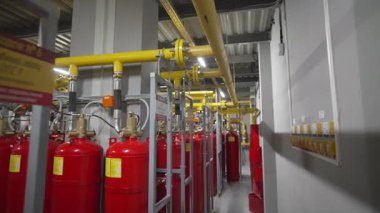 Numaralandırılmış gaz silindirleri etiketli raflarda teknik odada diziliyorlar. İşaretler ve raf numaraları seyrüsefer işçilerine yardımcı olur