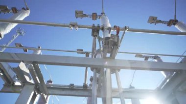 Dağıtım istasyonu bloğu açık gökyüzüne karşı çoklu bağlantılara sahip. Karmaşık ağ şebekeler arasında güvenilir elektrik akışı sağlar