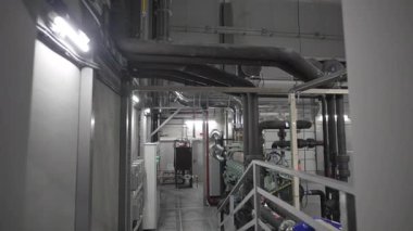 Karmaşık boru ağlarıyla dolu elektrik santrali atölyesi karmaşık mühendislik gösteriyor. Birbirine bağlı boru enerji transferini kolaylaştırır
