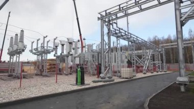 Elektrik santralinde inşaat halindeki küçük dağıtım ünitesi. Modern teçhizat tüm tesise enerji dağıtımı sağlıyor