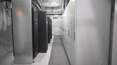 Transformatör odasında yüksek voltaj uyarılarıyla işaretlenmiş metal kabinler var. Güvenli sanayi bölgesindeki ziyaretçiler için parlak işaretler tehlike işareti