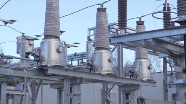 Yaylı kondüktör başlıklarıyla donatılmış dağıtım ünitesi güvenli bağlantılar sağlıyor. Elektrik santralinde elektrik dağıtım verimliliği