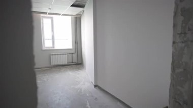 Geniş pencereler binanın havadar iç kısımlarına hakim. Isıtma elementleri temiz görünmesi için geniş cam gergilerinin altına yerleştirildi