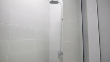 Öğrenci duşu, basit sprey başlıklı mütevazı bir armatür içerir. Basit fayanslı duvarlar temel günlük hijyen alanı çerçevesi. Günlük rutin