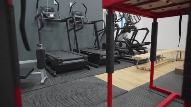 Uzun bir sıra koşu bandı enerjik kalp pompalama seansları için hazır. Kapalı alan dayanıklılık ve tutarlılık için optimize edildi