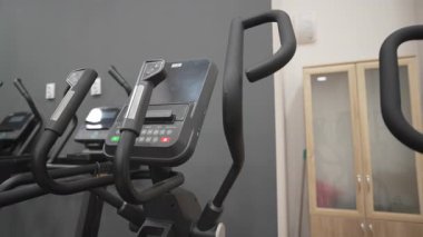 Gösterişli kontrol paneli doğru ayarlamaları ve egzersiz kişiselleştirmesini destekler. Parlak ekran odaklanmamış kardiyo oturumlarına izin verir