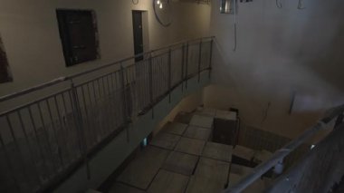 İnşaat katındaki boş koridorda plastik çarşafa sarılmış el değmemiş parmaklıklar var. Boyanmamış alçıpan panelleri bitirme ekiplerini bekliyor
