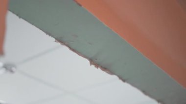 Pürüzsüz metal spatula, yumuşak dolguyu kapı çerçevesinin kenarına eşit olarak yayar. Dikkatli hareket, kaba açılışta kusursuz bir son sağlar.