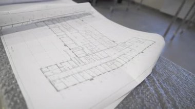 Şematik çizimler uzay bölümlerini açıkça gösteriyor. Mimari berraklık görüşe düzen getirir. Ev tasarımı erken kavramsal biçim alır