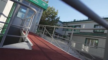 Hastane rampasında pürüzsüz girişe rehberlik eden pürüzsüz raylar var. Mimari detaylar içinde erişilebilirlik inşa edildi. Konfor ve hareketliliğe vurgu