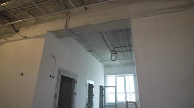 Ticari binanın yenilenmiş muhafazasına yeni takılmış cam kapılar. Eski iş merkezinin yenilenmesi modern ekipmanlarla