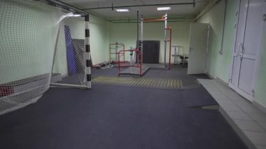 Hastanenin mini spor salonunda futbol kapısı ve egzersiz parmaklıkları. Tıp merkezinde rehabilitasyon ve fizik tedavi için spor envanteri