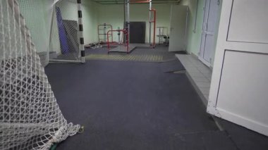 Rehabilitasyon salonundaki futbol kapısı ve egzersiz parmaklıkları. Tıp merkezinde eğlence ve fizik tedavi için spor aletleri