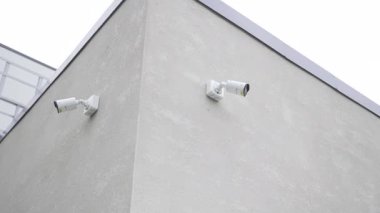 CCTV kameraları şehir merkezindeki açık hava binasını kontrol ediyor. Gözetleme ekipmanları şehir çevresindeki güvenlik için sokak hayatını kaydediyor