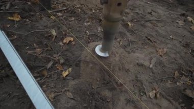 Güçlü matkap yumuşak, gevşek toprağın derinliklerinde döner. Dönme kısmı, tozlu parçacıkları ritmik hareketle karıştırır. Keskin kenarlar pürüzsüz kanalı oyar