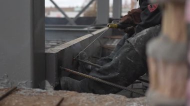 Yetenekli kaynakçı sürekli konsantrasyon ve kendine güvenen manüel kontrol sağlar. Metal iskelet her hedeflenen kaynakla güçleniyor