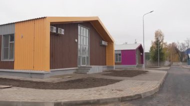 Düşük katlı konak, temiz çatı altında bulunan kompakt klimaları içeriyor. Fonksiyonel açık hava sistemine sahip nötr cephe çiftleri