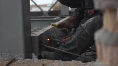 Devamlı kaynak hattı, ağır demir elementler arasında dayanıklı eklemler yaratır. Sahne, güçlü işçilik ve yapısal uzmanlığı gösteriyor.