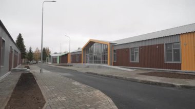 Geniş açık renkli konak evi, ortak modern yaşam için uzun panoramik pencerelere sahiptir. Geniş dış dengeler açıklık ve mahremiyet sağlar