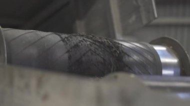 Springy kırıntıları titreşimle birlikte sert yankı kutusuna düşer. Taşıyıcı hareket çok katı ve kesintisiz geliyor. Ham maddenin taşınması