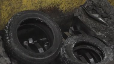 Lastikler yavaş yavaş öğütücü bağlantılarda kaybolur. Lastik, çelik yüzeyin altında kaybolurken öğütme sesi büyüyor ve parçalara ayrılıyor.