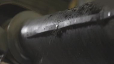 Durmak bilmez lastik kaplı patenler hiç bitmeyen hareketlerle kauçuk döküntülerini saçıyor. Hareket küçük geliyor ama çok gerekli.