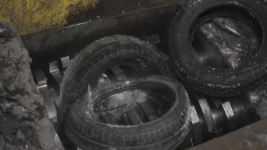 Lastik lastikler sürekli dönen öğütücü dişlerde hızla kaybolur. Şiddetli, amansız mekanik yıkım. Yakın çekim.