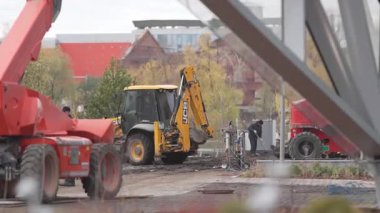 ALMATY, KAZAKHSTAN - Kükreyen kazıcı ve hantal kamyonlar düzgün olmayan arazide ustalıkla manevra yapıyor. İnşaat ekibi dinamik alan lojistiğini verimli bir şekilde yönetiyor.