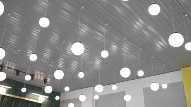 Yuvarlak tavan lambaları ferah salonu aydınlatır. Yumuşak ışık sıcak iç atmosfere cazibe katar. Küresel armatürler hava boşluğunu aydınlatır