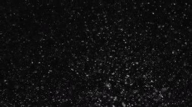 Büyük Noel kar taneleri rüzgarda yavaşça dönüyor. 