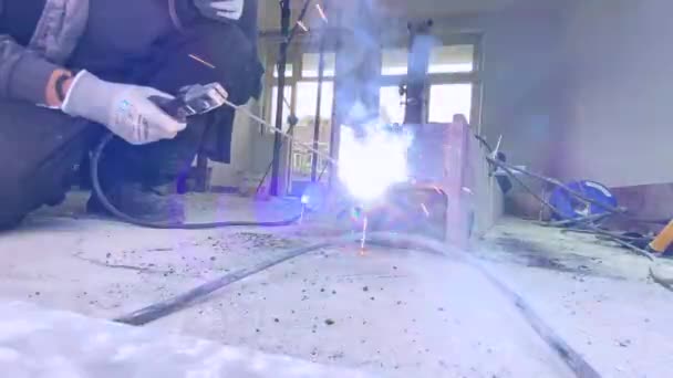 Spawacz Kaskiem Ochronnym Spawa Metal Miejscu Pracy Spawanie Metali Elektrodą — Wideo stockowe