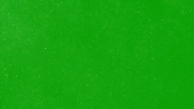 Krom anahtar arka planda yavaşça düşen Noel kar efekti 