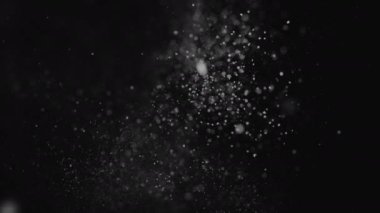 Siyah zemine yavaşça düşen Noel karı