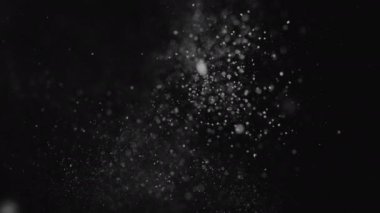 Siyah zemine yavaşça düşen Noel karı